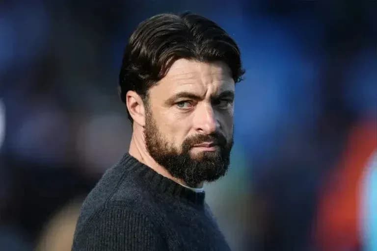 Entraîneur observant le match depuis la ligne de touche Entraîneur observant le match depuis la ligne de touche