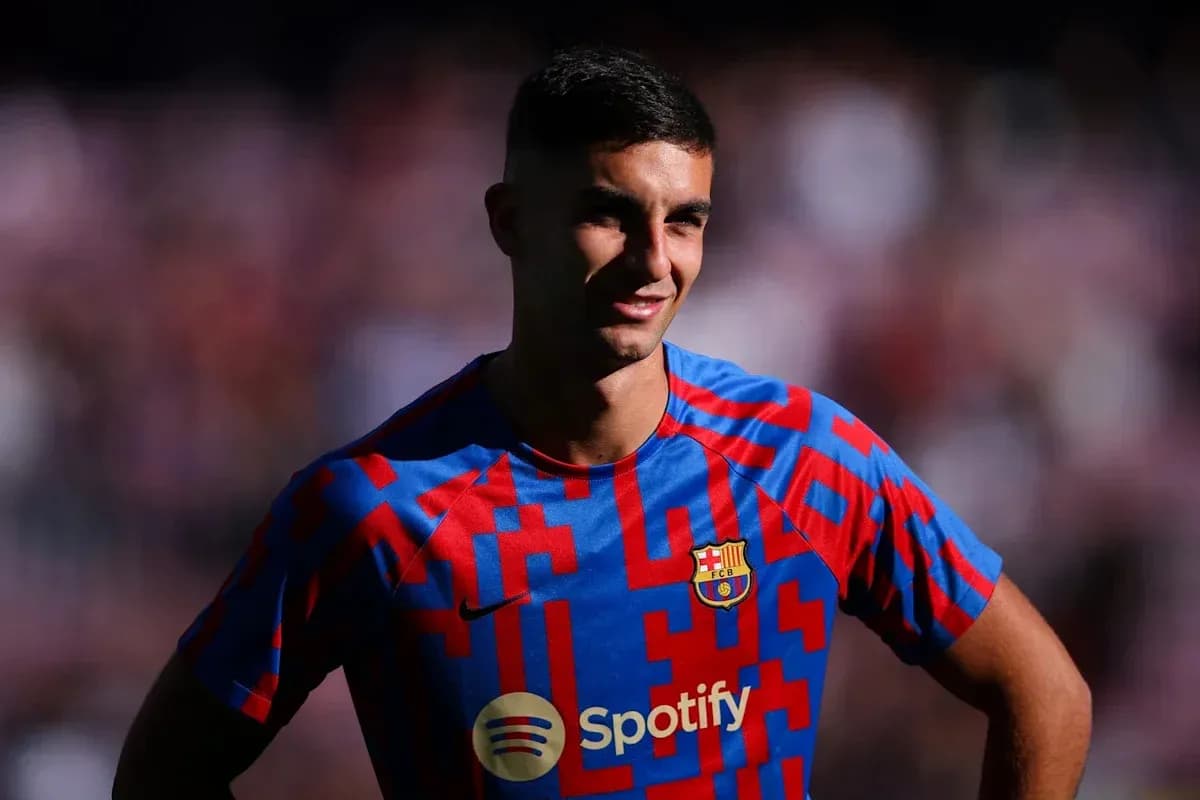 Joueur de Barcelone posant en maillot coloré Joueur de Barcelone posant en maillot coloré