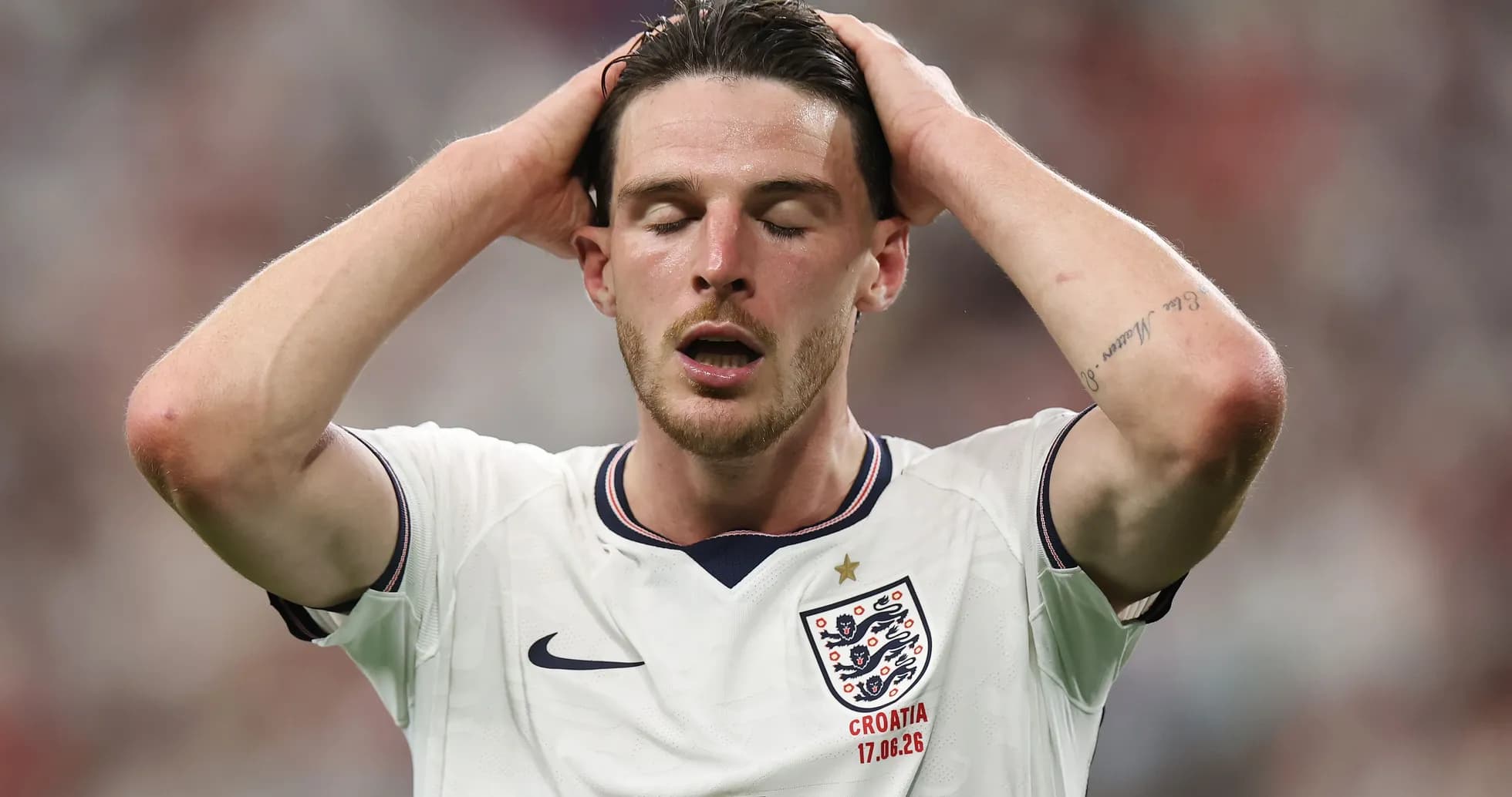 Joueur d'Angleterre se tenant la tête sur le terrain Joueur d'Angleterre se tenant la tête sur le terrain
