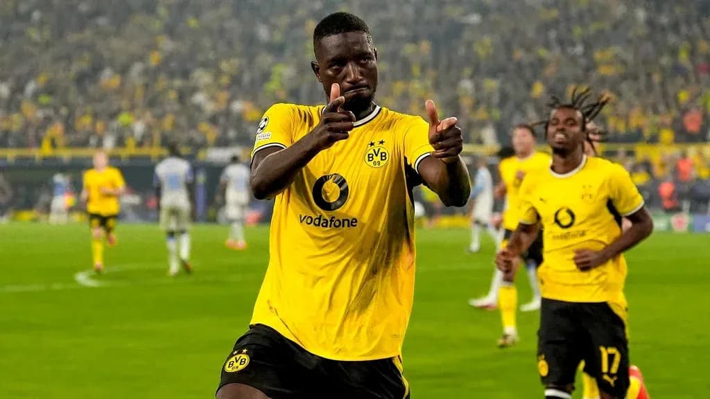 Joueur de Dortmund célébrant un but au stade Joueur de Dortmund célébrant un but au stade
