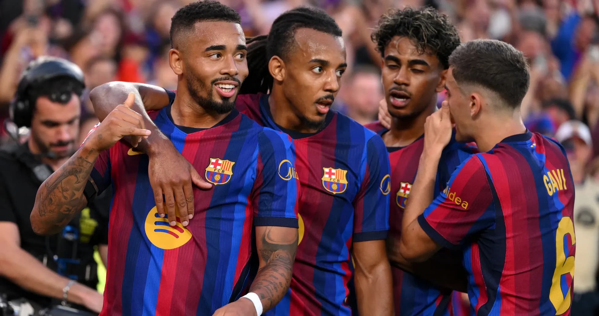 Joueurs du FC Barcelone célébrant un but ensemble Joueurs du FC Barcelone célébrant un but ensemble