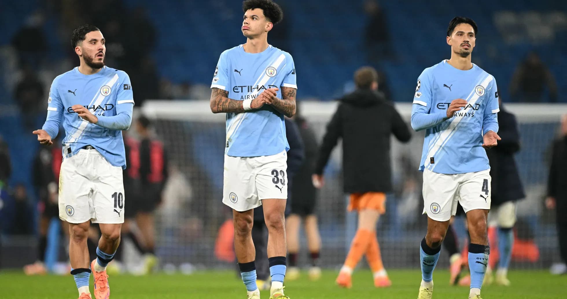 Joueurs de Manchester City applaudissant après le match Joueurs de Manchester City applaudissant après le match