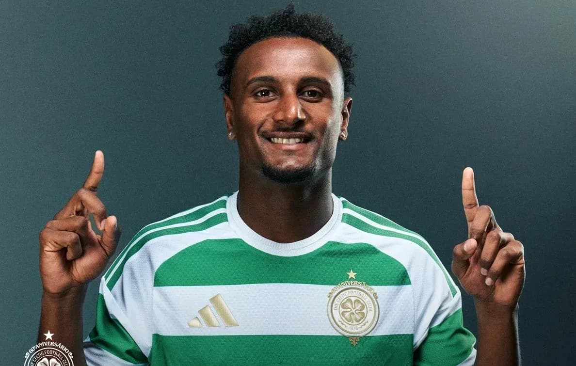 Joueur de football portant un maillot vert et blanc Joueur de football portant un maillot vert et blanc