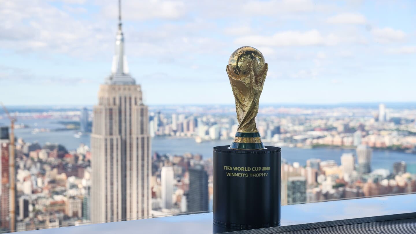 Trophée de la Coupe du Monde FIFA avec skyline en arrière-plan Trophée de la Coupe du Monde FIFA avec skyline en arrière-plan