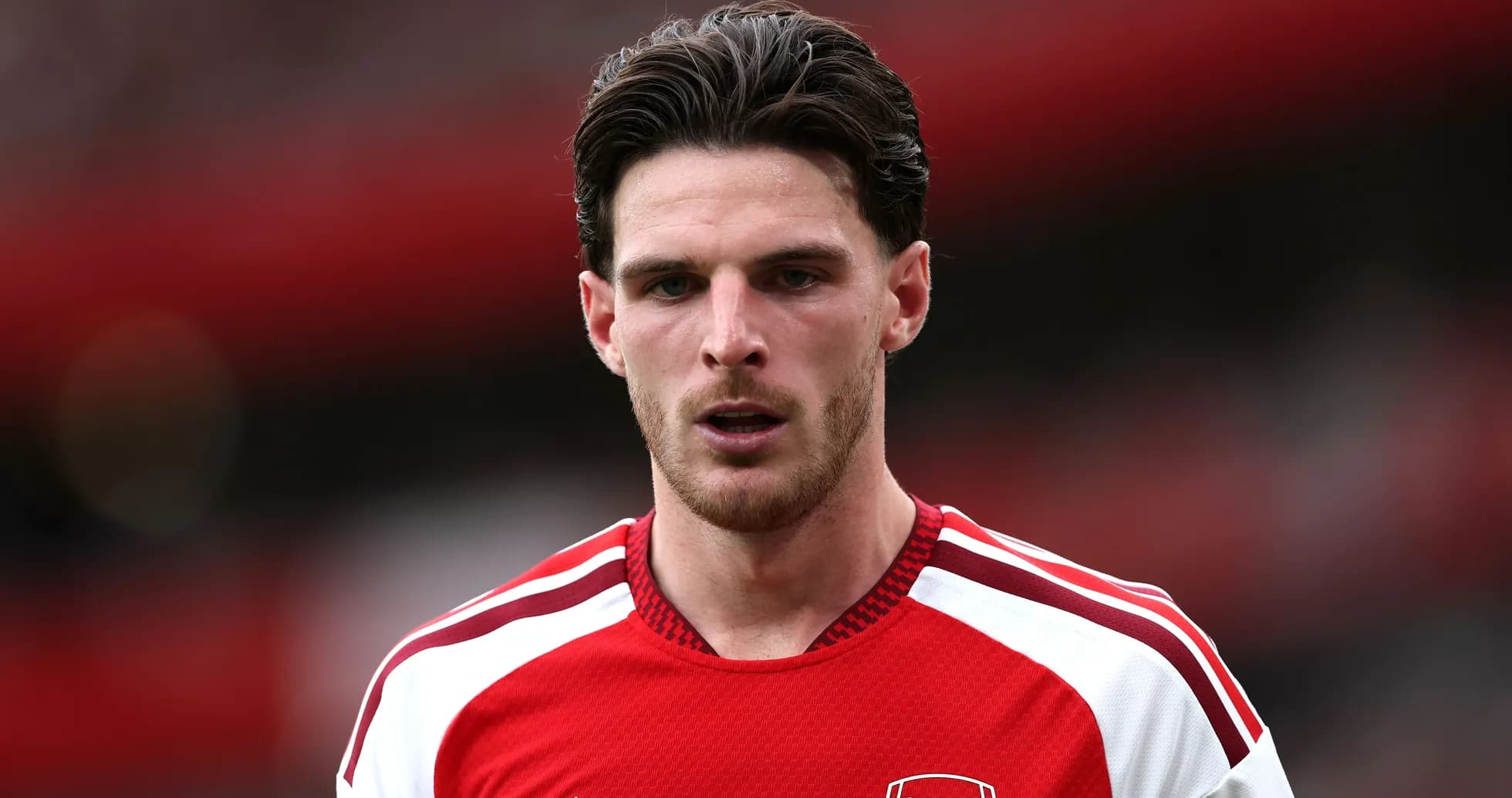 Joueur d'Arsenal en maillot rouge sur le terrain Joueur d'Arsenal en maillot rouge sur le terrain