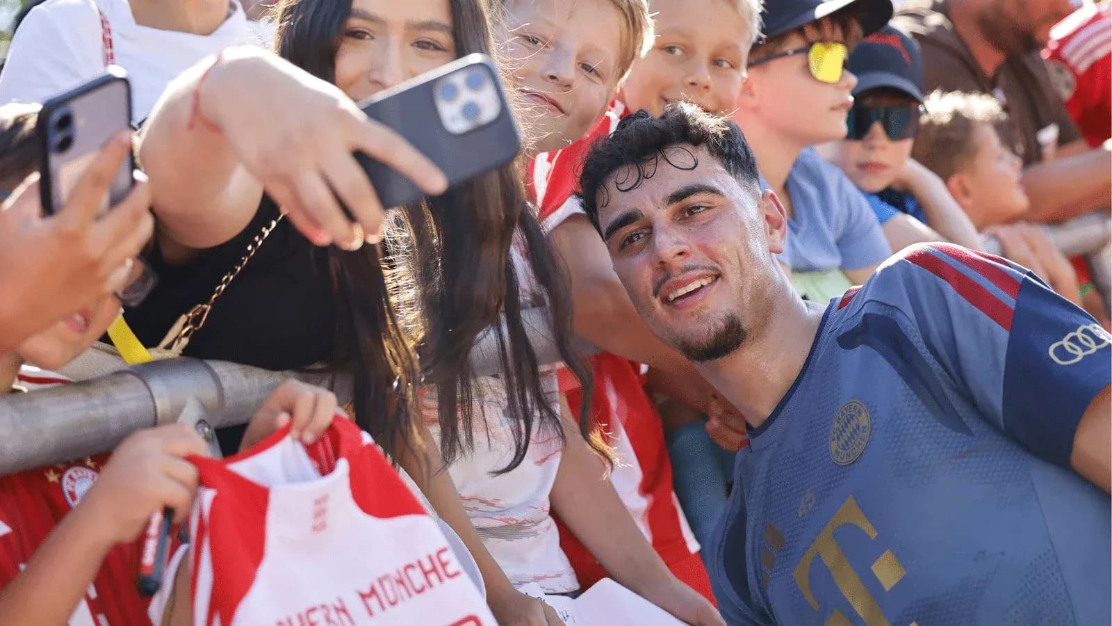 Joueur posant pour selfie avec des fans enfants Joueur posant pour selfie avec des fans enfants