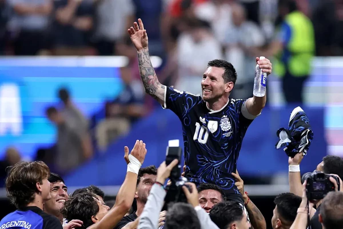 Lionel Messi célébrant avec ses coéquipiers après le match Lionel Messi célébrant avec ses coéquipiers après le match