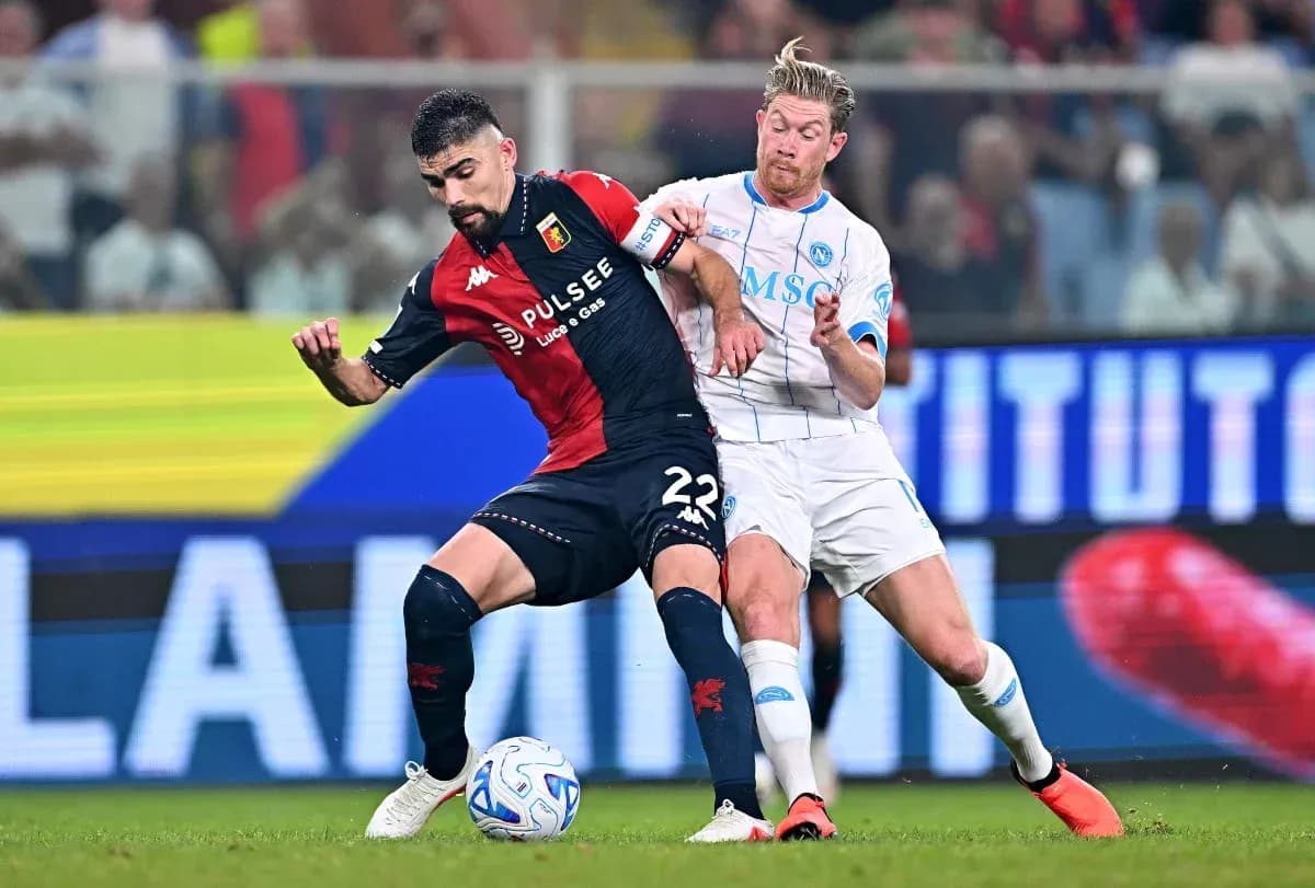 Joueur de Genoa dribblant un adversaire de Naples Joueur de Genoa dribblant un adversaire de Naples