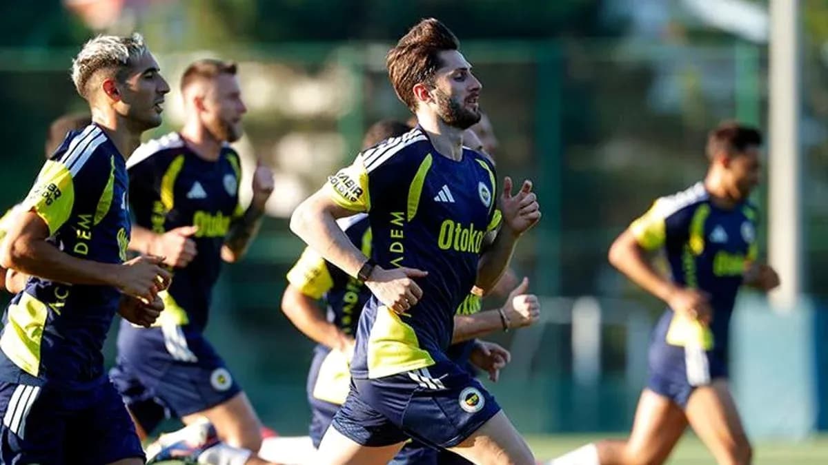 Joueurs de Fenerbahçe s'entraînant sur le terrain Joueurs de Fenerbahçe s'entraînant sur le terrain