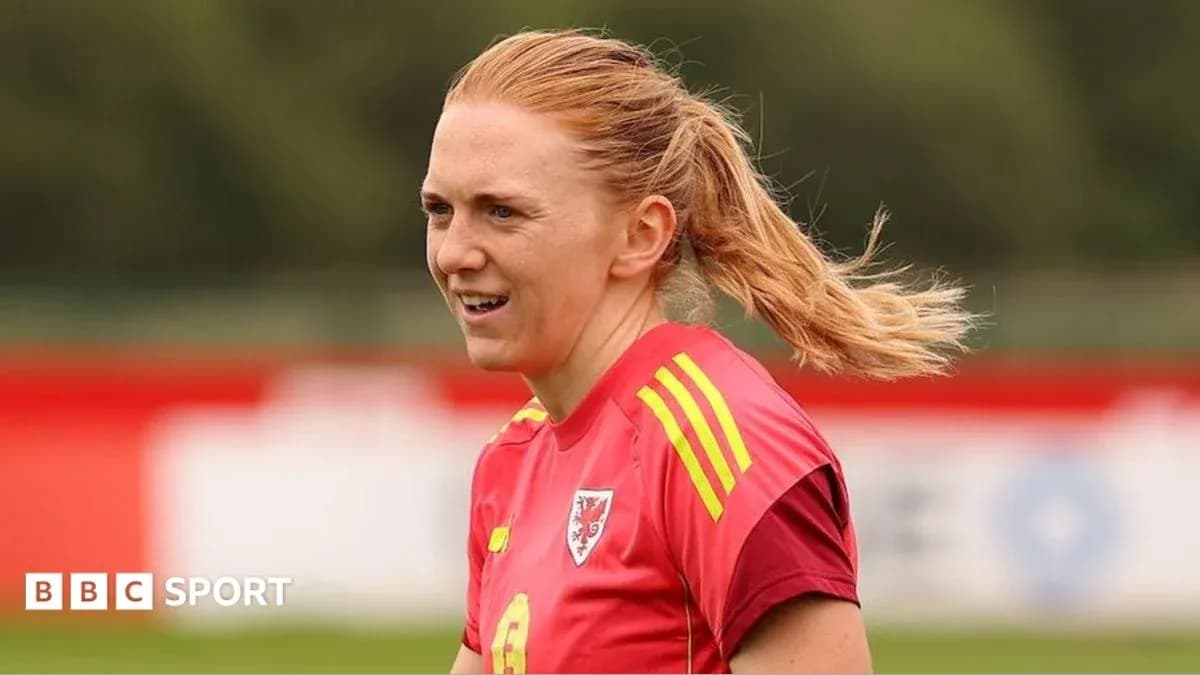 Joueuse en entraînement avec maillot rouge du Pays de Galles Joueuse en entraînement avec maillot rouge du Pays de Galles