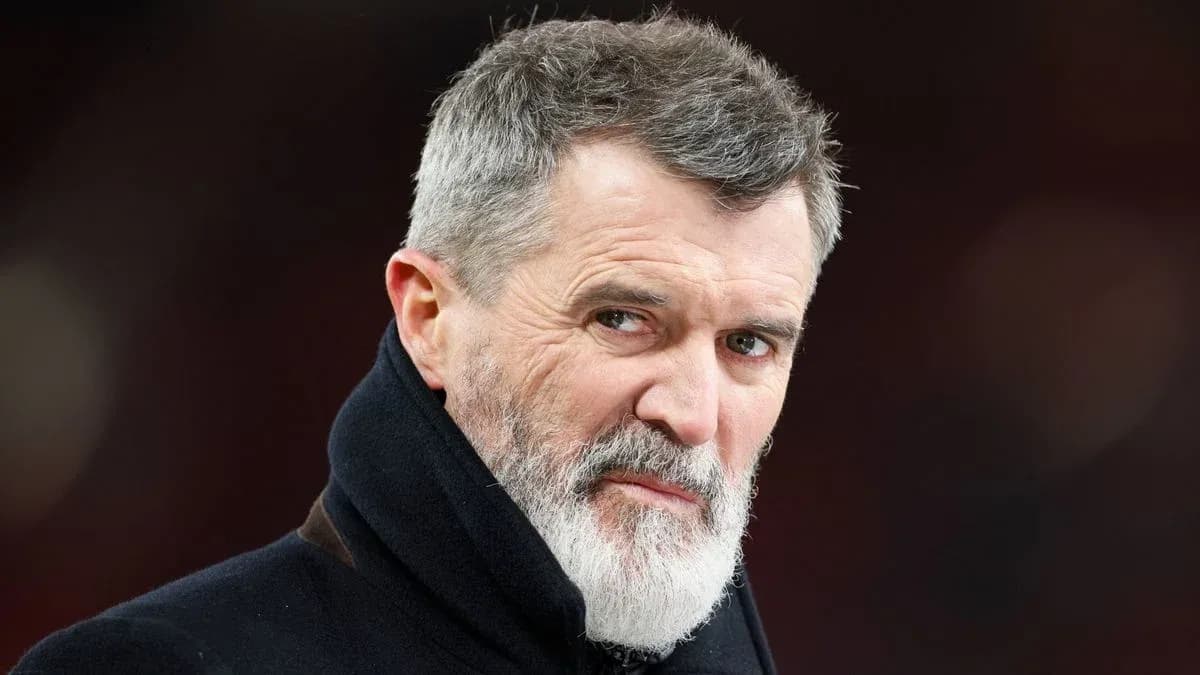 Homme avec une barbe grise regardant vers la caméra Homme avec une barbe grise regardant vers la caméra