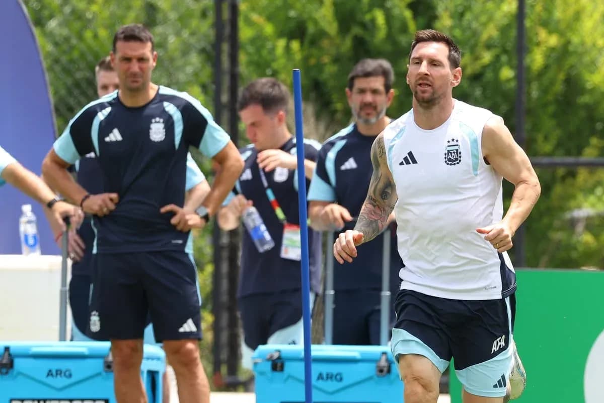 Lionel Messi jogging during Argentina's training session Lionel Messi jogging during Argentina's training session