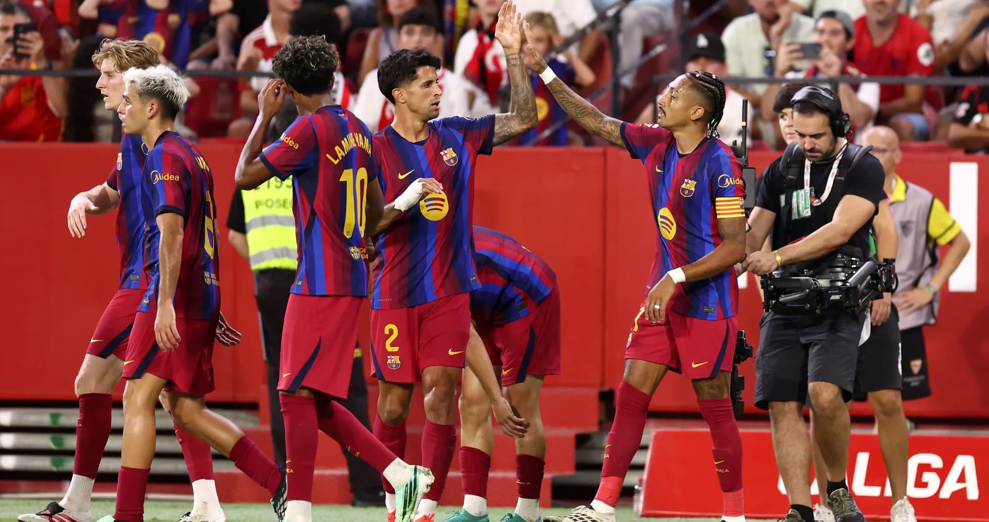 Joueurs du FC Barcelone célébrant un but au stade Joueurs du FC Barcelone célébrant un but au stade
