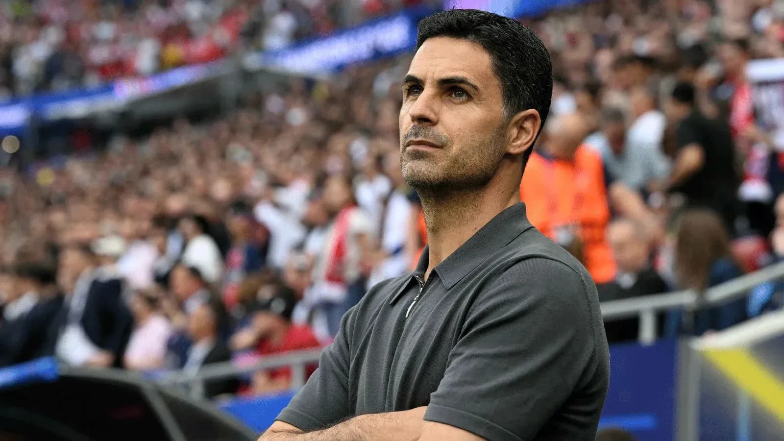 Entraîneur observant le match depuis la touche Entraîneur observant le match depuis la touche