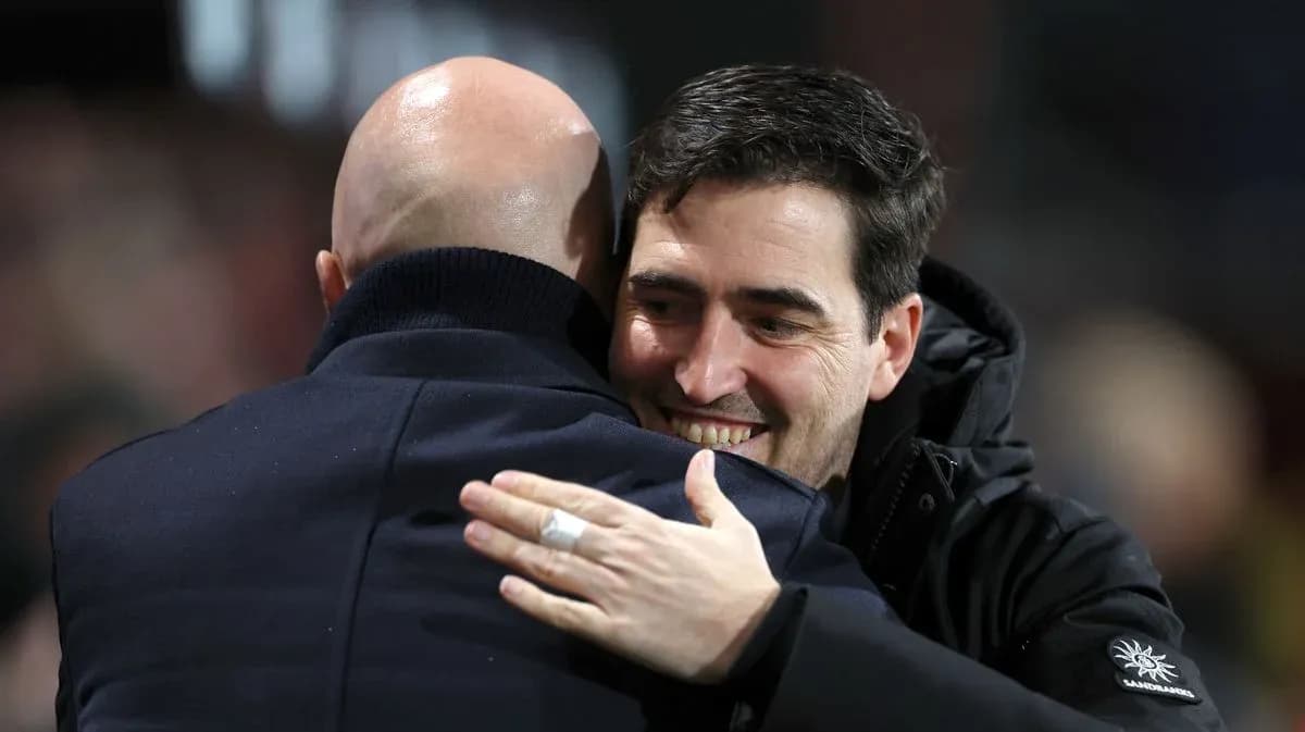 Deux entraîneurs s'embrassant après le match Deux entraîneurs s'embrassant après le match