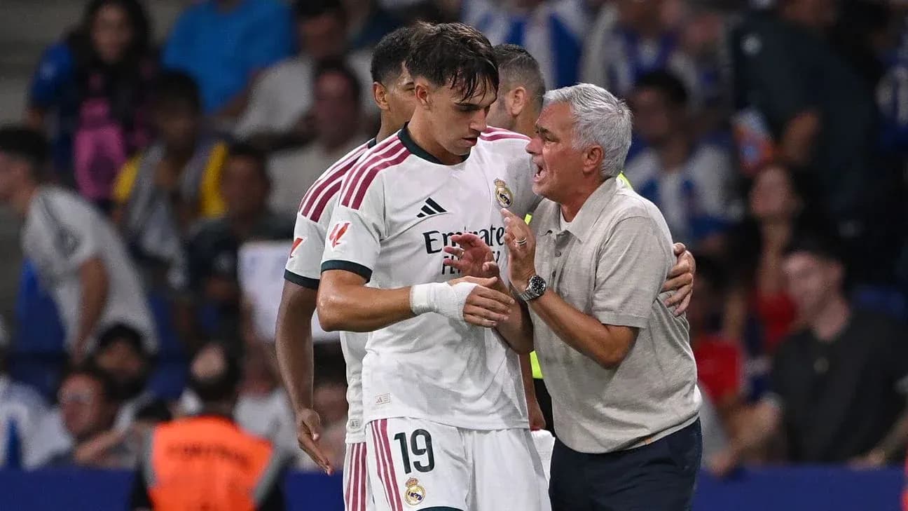 Entraîneur discutant avec joueur de l'équipe Real Madrid Entraîneur discutant avec joueur de l'équipe Real Madrid