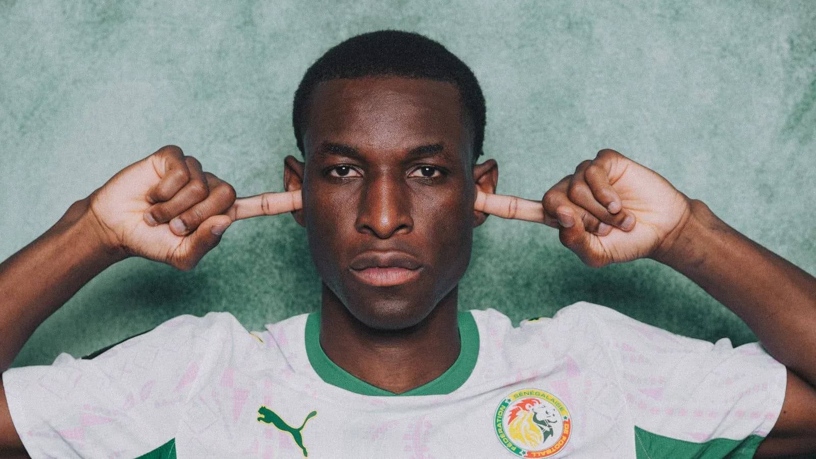 Joueur de football portant le maillot du Sénégal Joueur de football portant le maillot du Sénégal