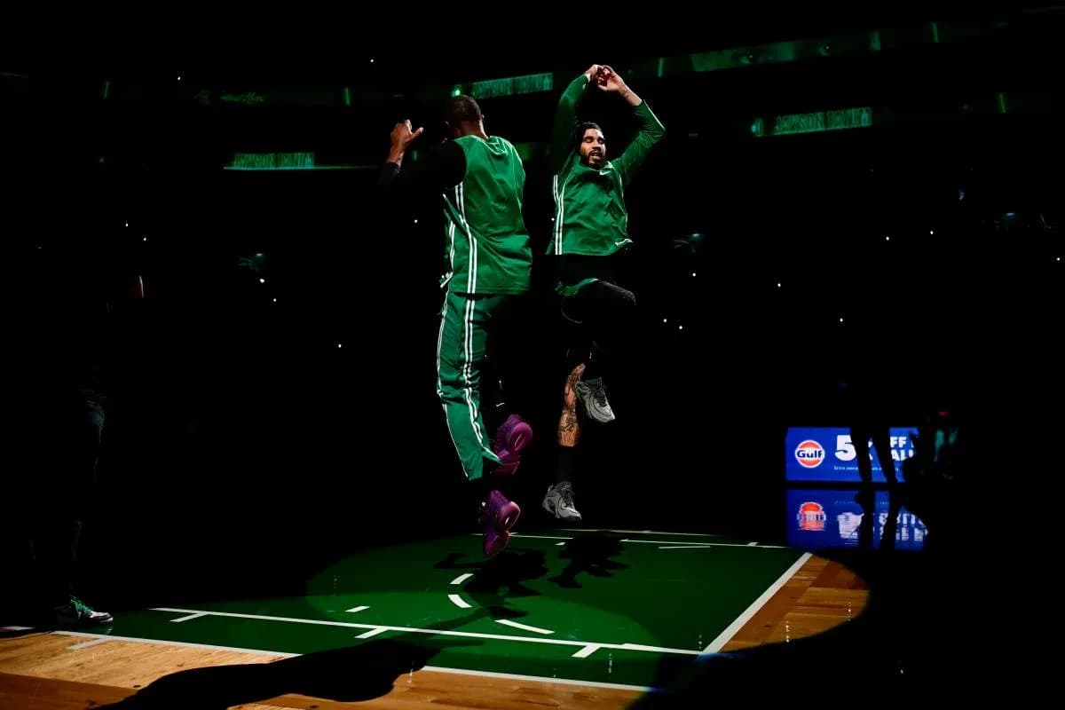 Joueurs des Celtics sautant sur le terrain avant le match Joueurs des Celtics sautant sur le terrain avant le match