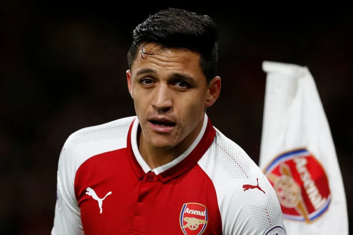 Joueur d'Arsenal avec maillot rouge sur le terrain Joueur d'Arsenal avec maillot rouge sur le terrain
