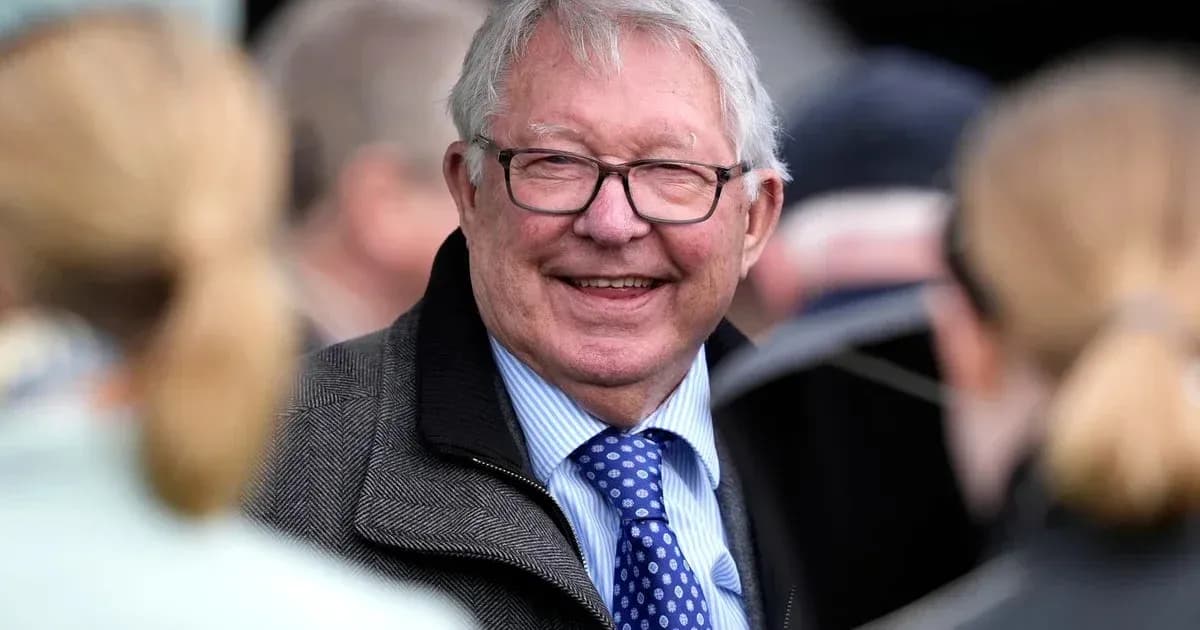 Person souriant lors d'un événement en extérieur Person souriant lors d'un événement en extérieur