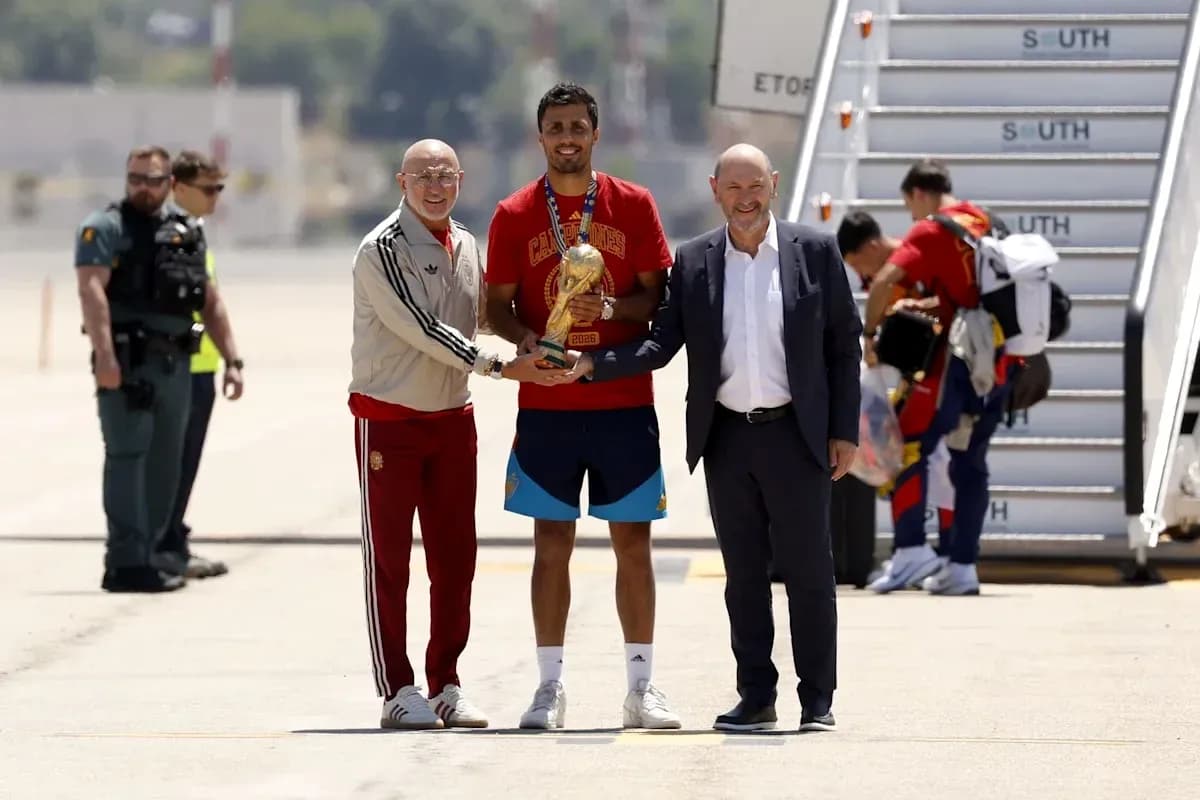 Joueur recevant le trophée sur le tarmac de l'aéroport Joueur recevant le trophée sur le tarmac de l'aéroport