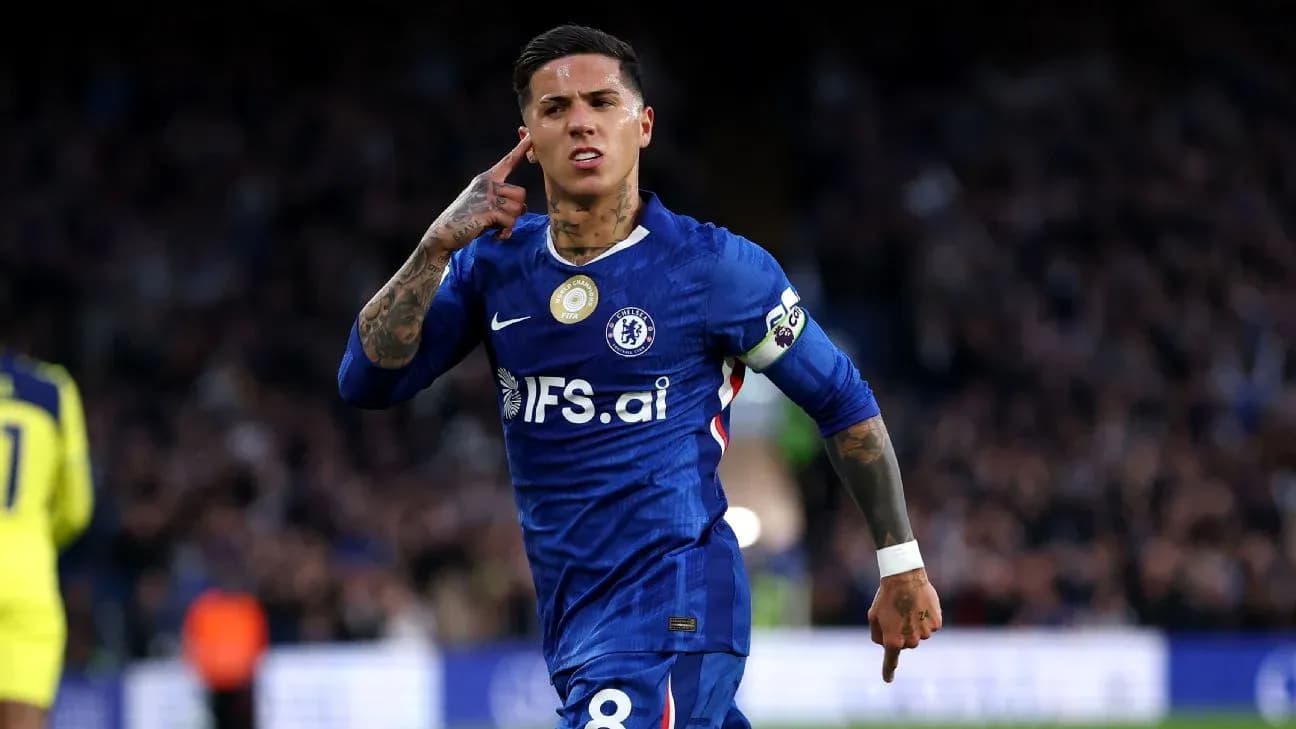 Joueur de Chelsea célébrant un but au stade Joueur de Chelsea célébrant un but au stade