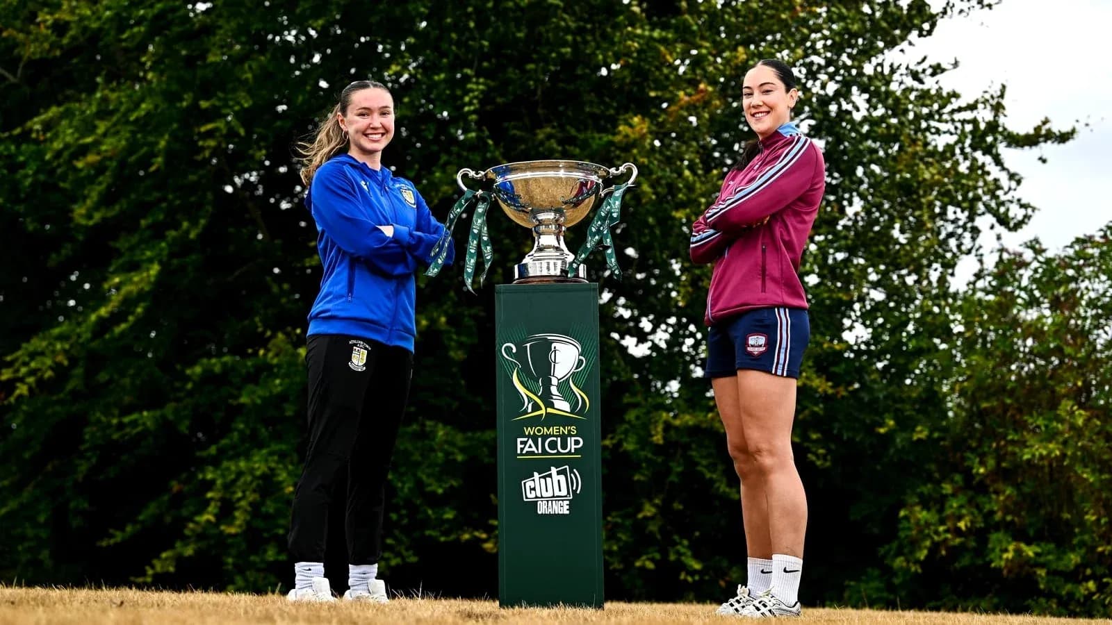 Deux joueuses posant avec le trophée de la Women's FAI Cup Deux joueuses posant avec le trophée de la Women's FAI Cup
