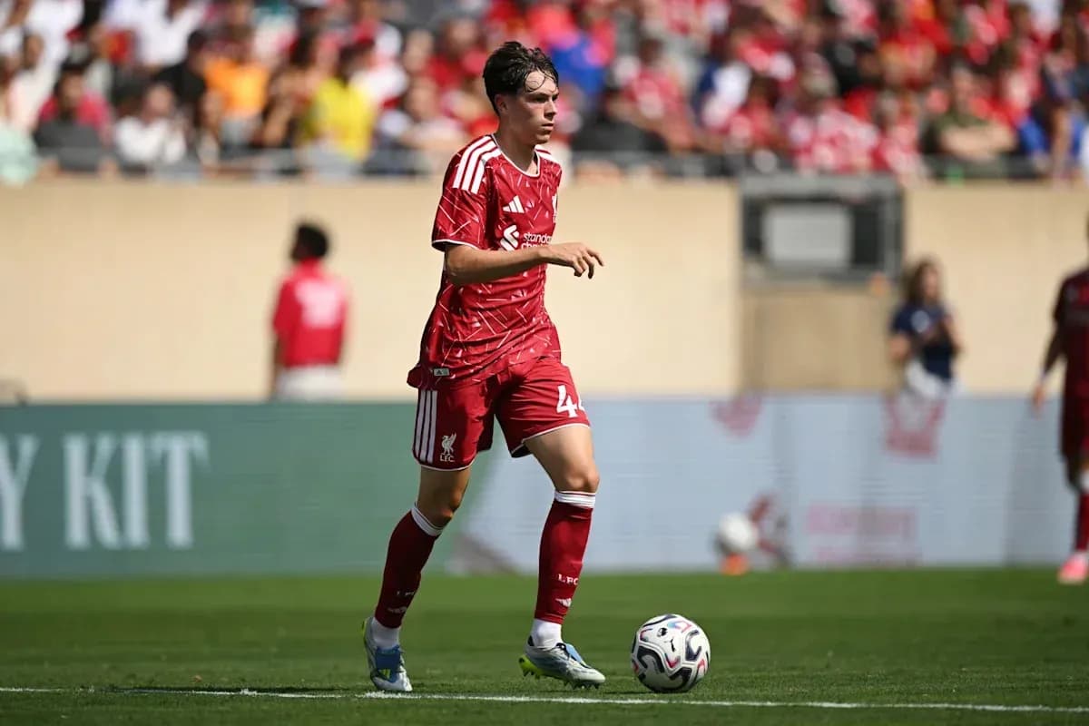 Joueur de Liverpool courant avec le ballon sur le terrain Joueur de Liverpool courant avec le ballon sur le terrain