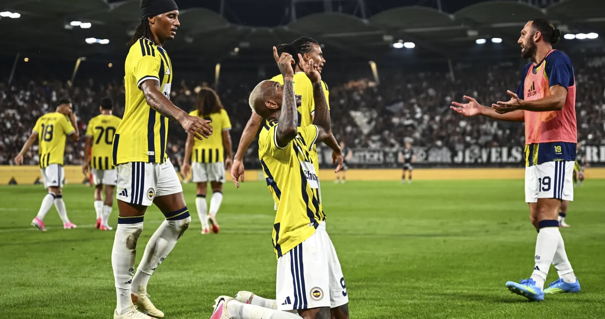 Joueurs de Fenerbahçe célébrant un but Joueurs de Fenerbahçe célébrant un but