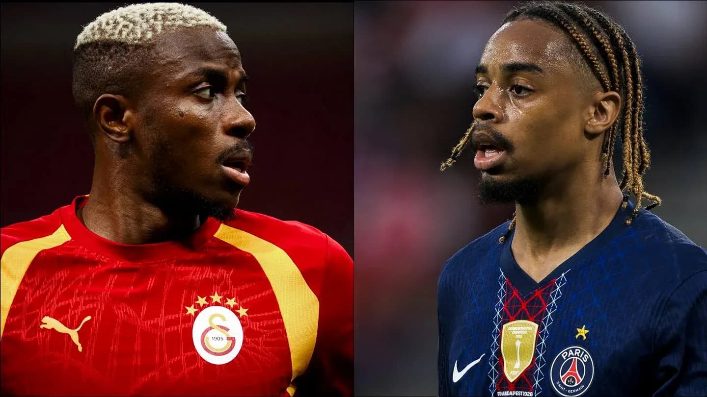 Deux joueurs en tenue de football se faisant face Deux joueurs en tenue de football se faisant face