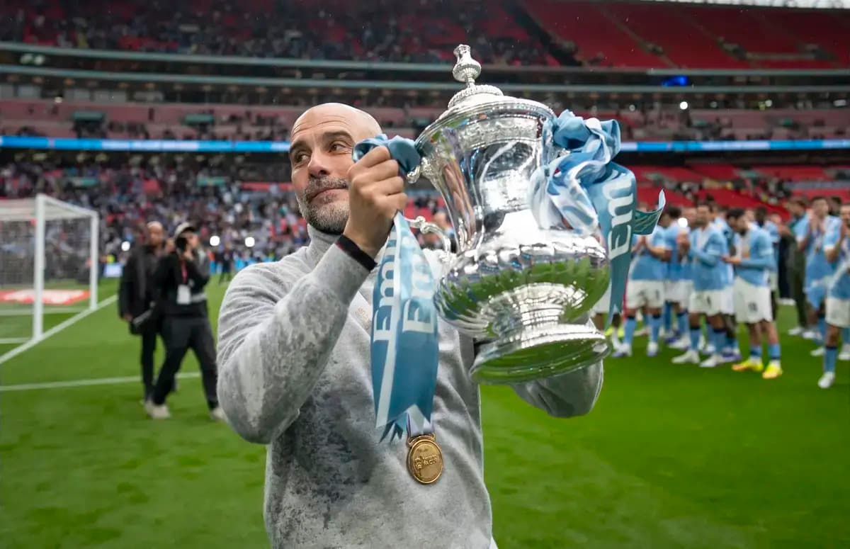 Entraîneur tenant le trophée à Wembley après la victoire Entraîneur tenant le trophée à Wembley après la victoire