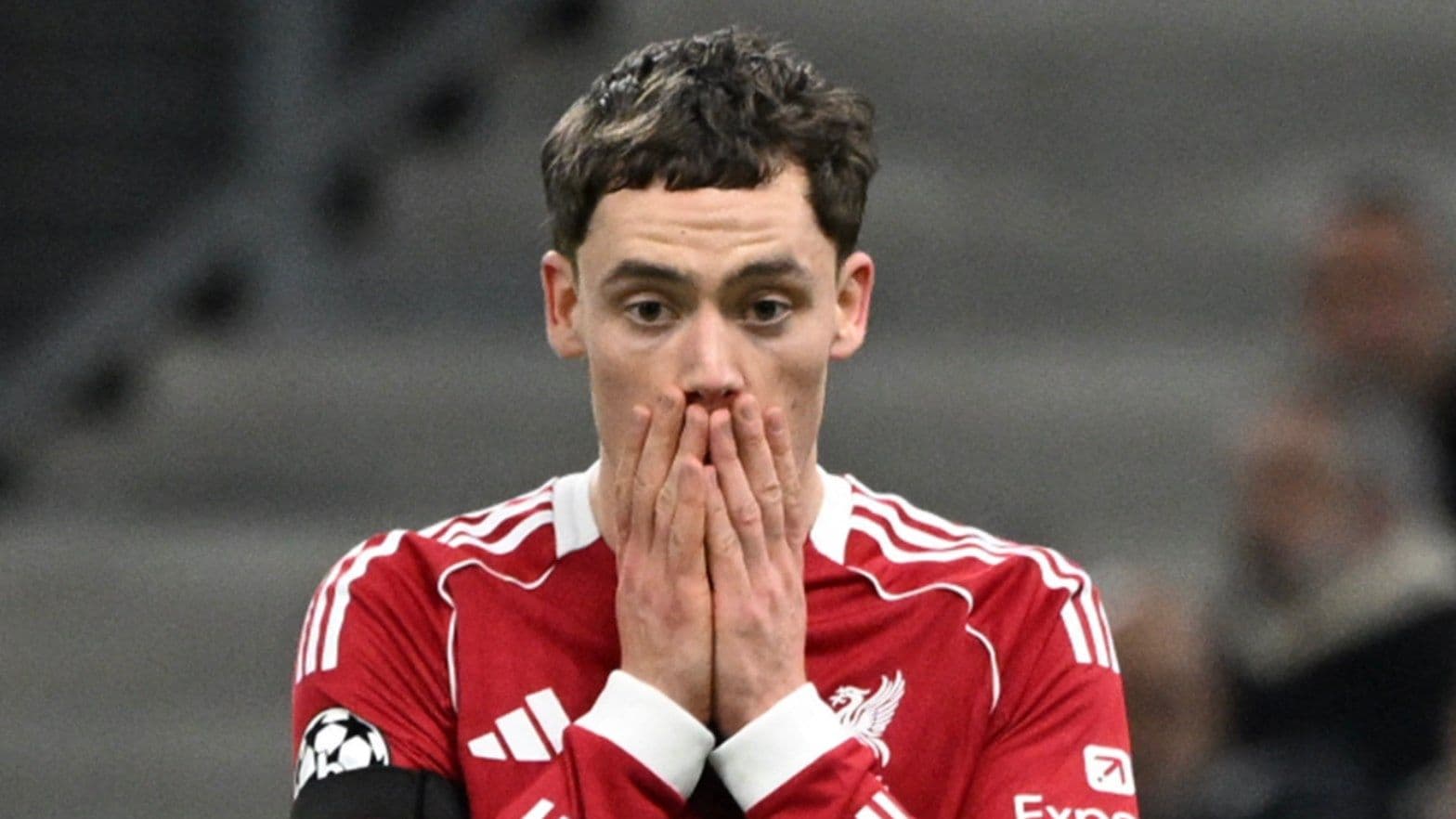 Joueur de Liverpool se tenant le visage en match Joueur de Liverpool se tenant le visage en match