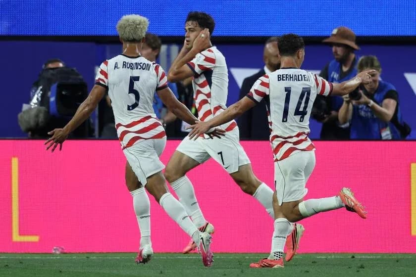 Joueurs américains célébrant un but lors du match Joueurs américains célébrant un but lors du match