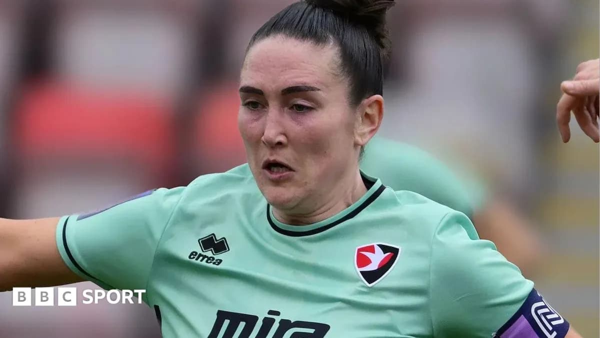 Joueuse en action pendant un match de football Joueuse en action pendant un match de football