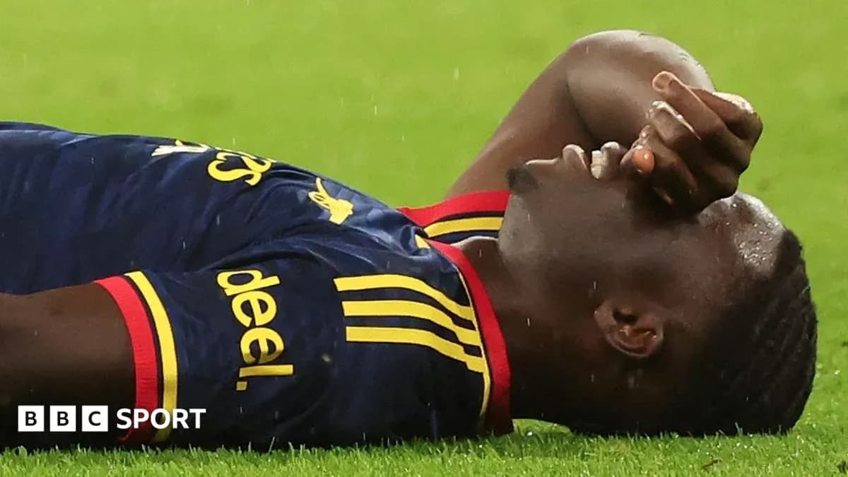 Joueur blessé au sol sur le terrain de football Joueur blessé au sol sur le terrain de football