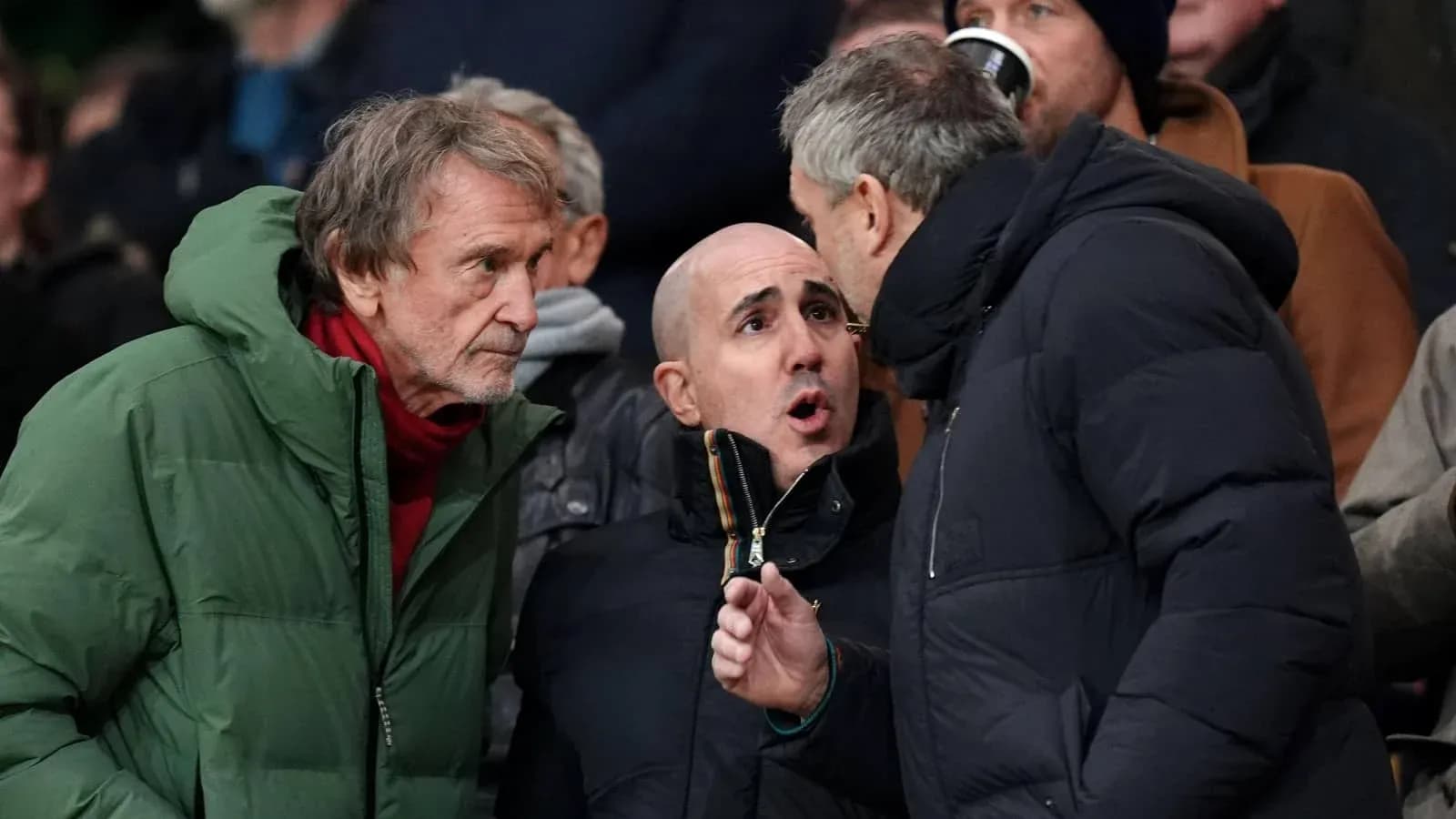 Trois hommes discutant dans les tribunes du stade Trois hommes discutant dans les tribunes du stade