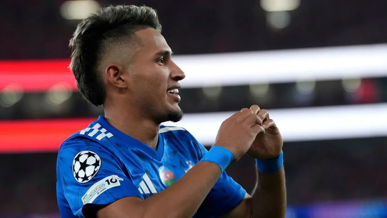 Joueur célébrant un but lors d'un match Joueur célébrant un but lors d'un match
