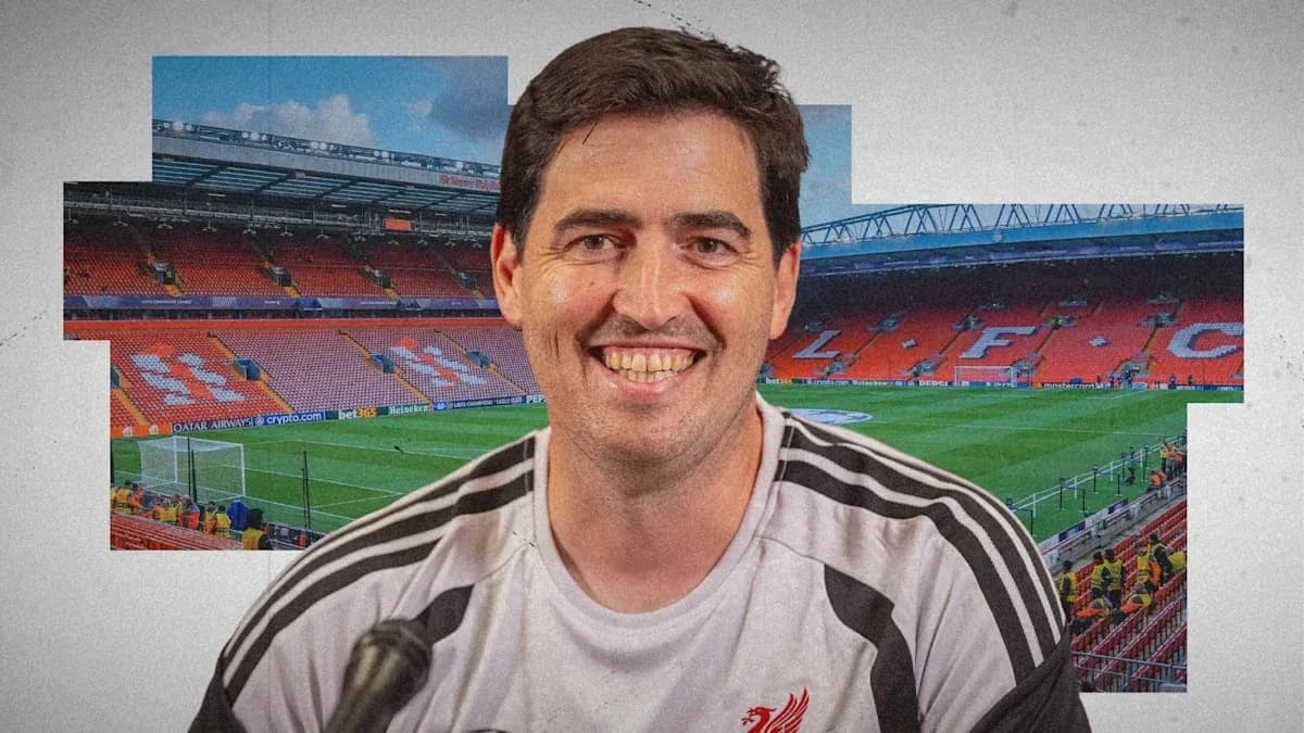 Homme souriant devant le stade Anfield vide Homme souriant devant le stade Anfield vide