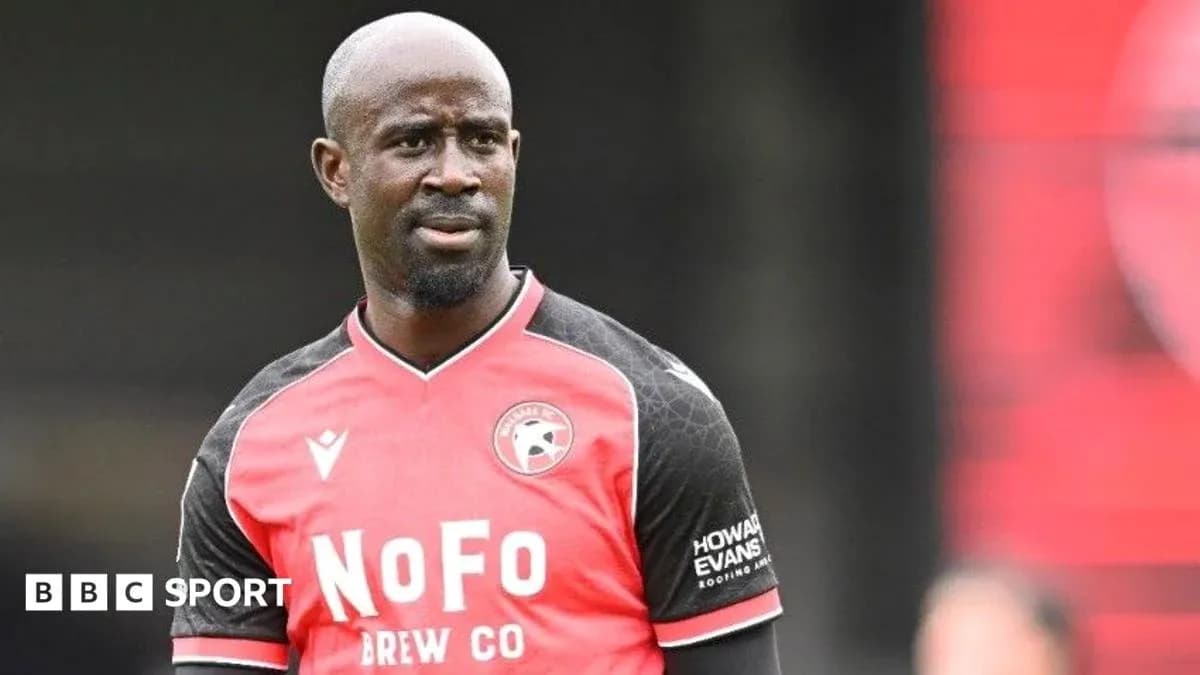 Joueur en tenue de football lors d'un match Joueur en tenue de football lors d'un match