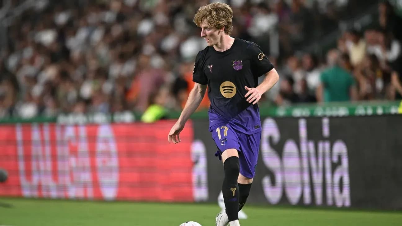 Joueur en action sur le terrain de football Joueur en action sur le terrain de football