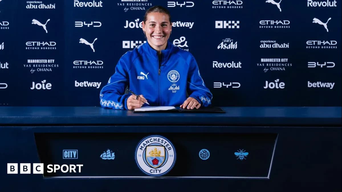 Joueuse signant un contrat avec Manchester City Joueuse signant un contrat avec Manchester City
