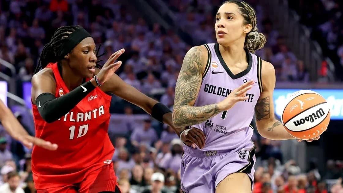 Joueuse de Golden State dribblant face à adversaire d'Atlanta Joueuse de Golden State dribblant face à adversaire d'Atlanta
