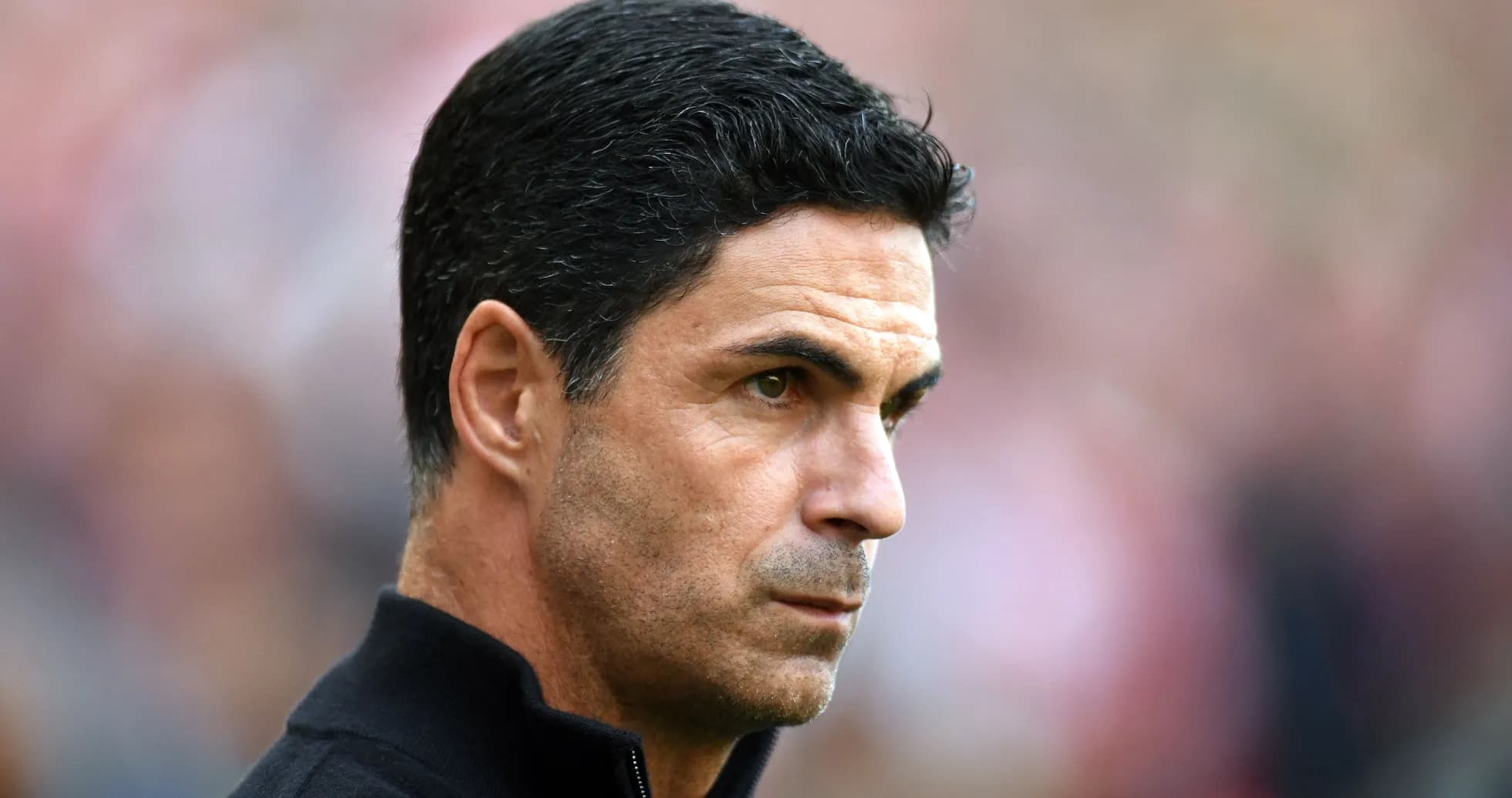 Entraîneur observant le match depuis la touche Entraîneur observant le match depuis la touche