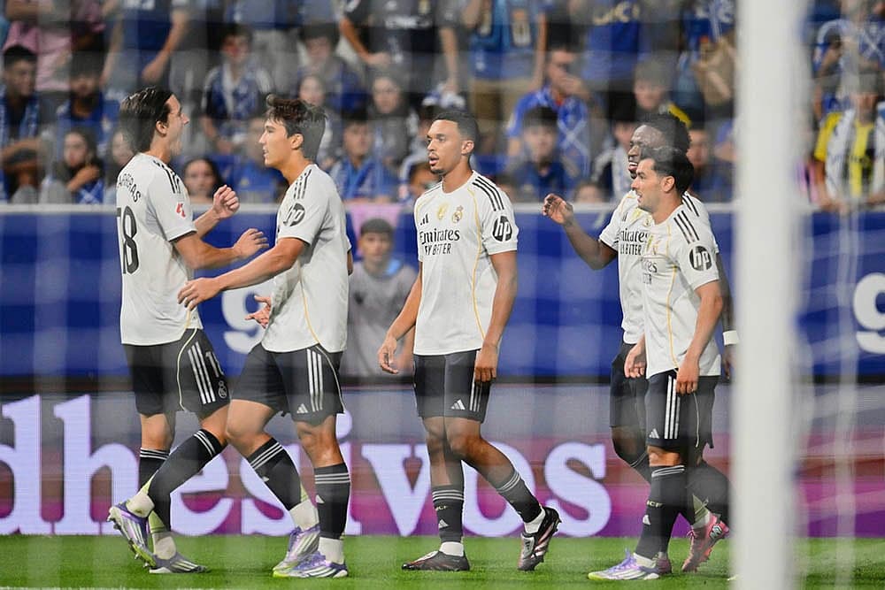 Joueurs de Real Madrid célébrant un but Joueurs de Real Madrid célébrant un but