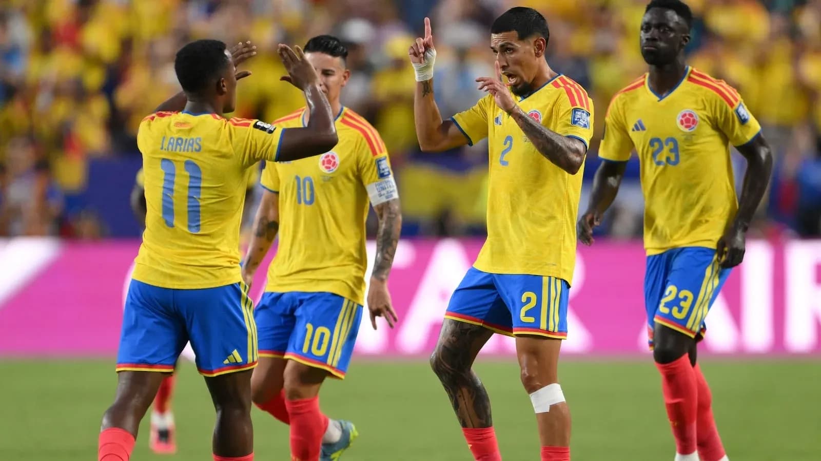 Joueurs colombiens célébrant un but ensemble Joueurs colombiens célébrant un but ensemble
