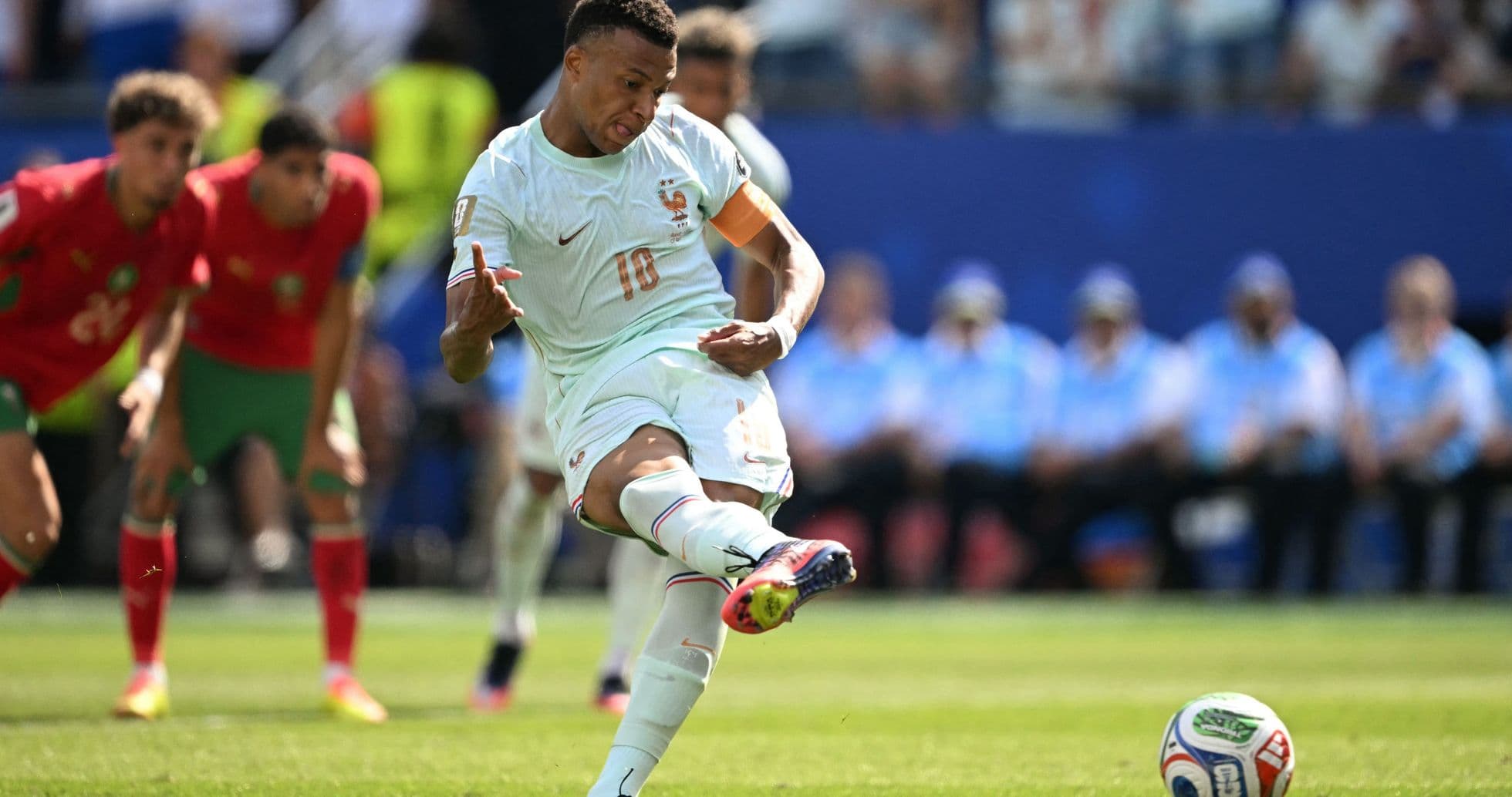 Kylian Mbappé tirant un penalty lors du match Kylian Mbappé tirant un penalty lors du match