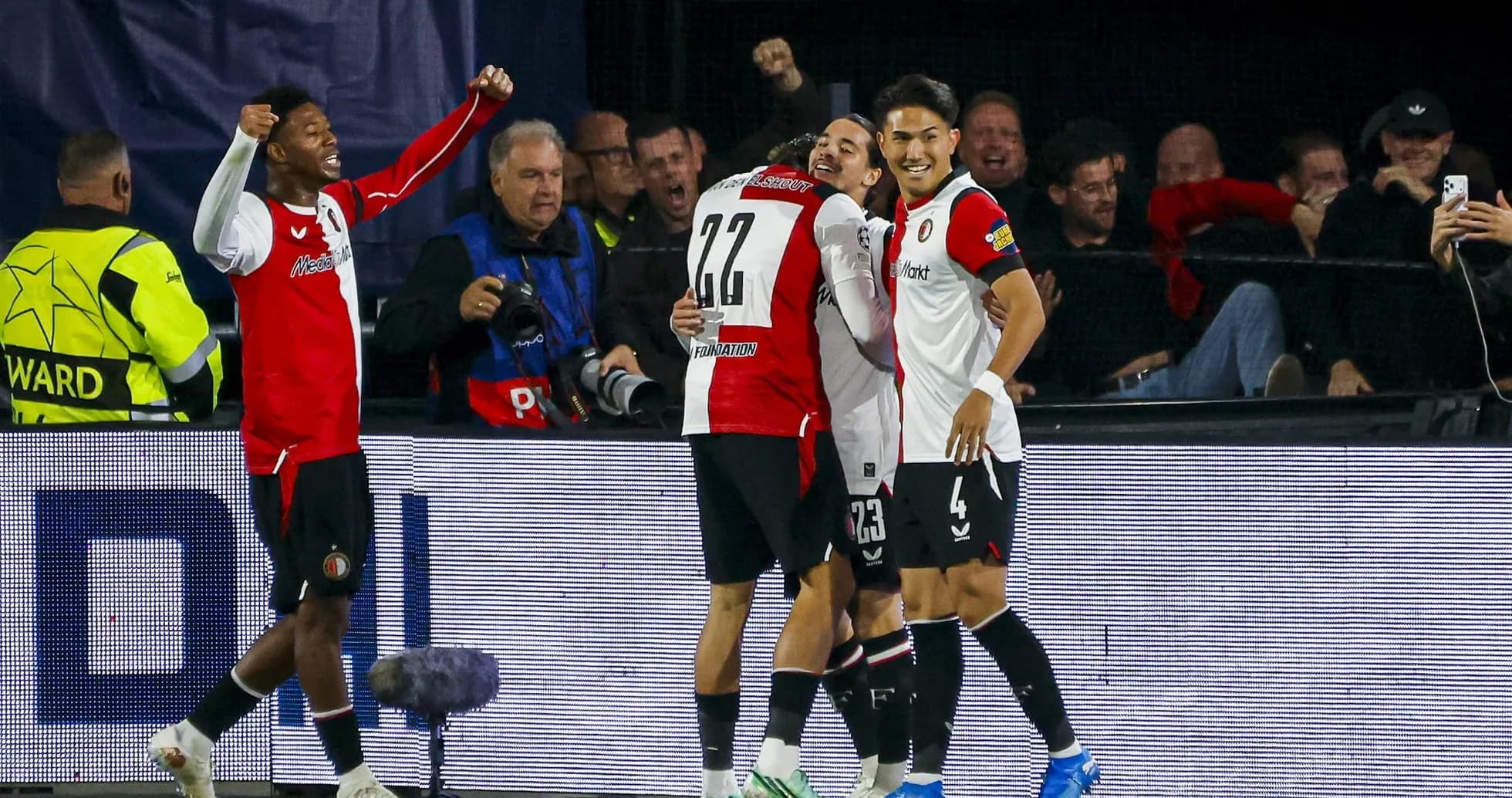 Joueurs de Feyenoord célébrant un but Joueurs de Feyenoord célébrant un but