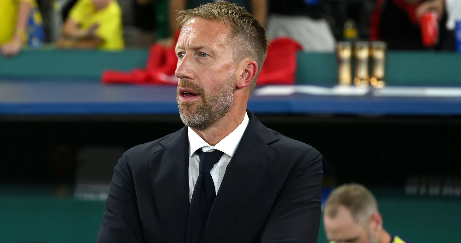Entraîneur observant le match depuis le banc Entraîneur observant le match depuis le banc