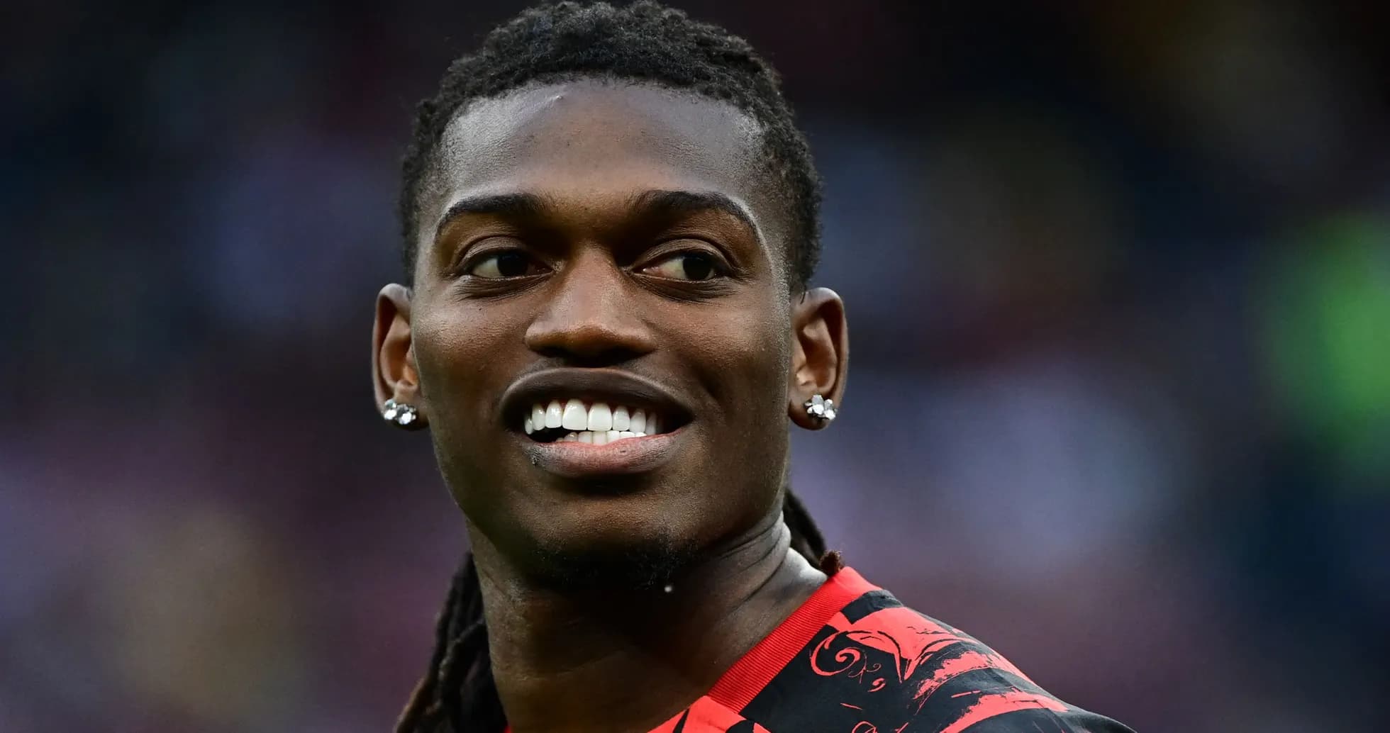 Joueur souriant en tenue de football rouge Joueur souriant en tenue de football rouge