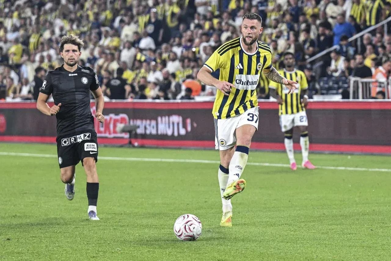 Joueur de Fenerbahçe en action contre Sturm Graz Joueur de Fenerbahçe en action contre Sturm Graz